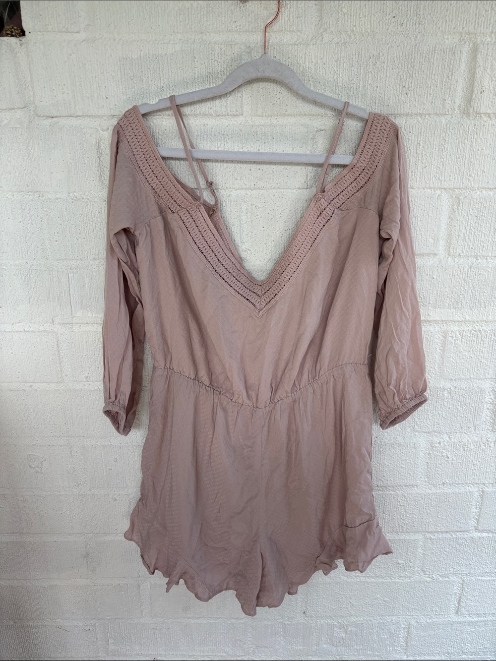 Bardot Cold Shoulder Dusty Blush Crochet Trim Ruffle Romper sz 10/L